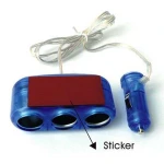 Detalle del LED indicador de potencia en adaptador mechero coche