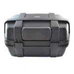 Baul portacascos para moto 47L YM-0885 instalado en scooter