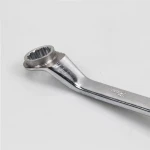 Llave profesional para polea de bomba de agua T10360 en taller automotriz