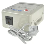 Detalle del enchufe universal del transformador de corriente 220v a 110v